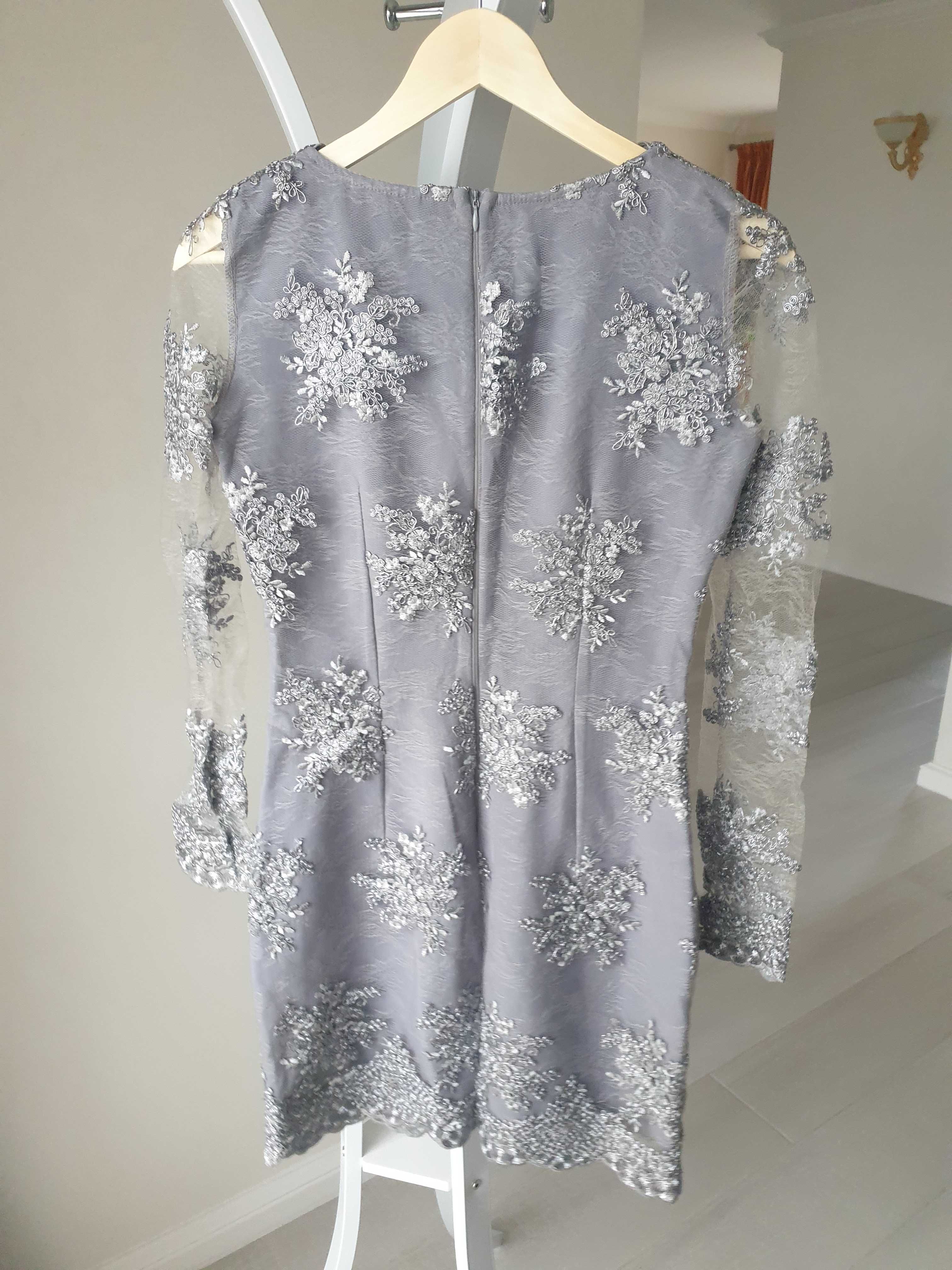 Vând rochie elegantă cu aplicații din dantelă, mărimea S
