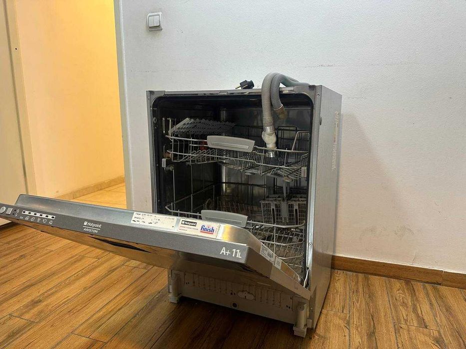 Встраиваемая посудомоечная машина Hotpoint Ariston LTB 6M019