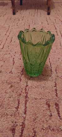 Стъклена зелена ваза за цветя.