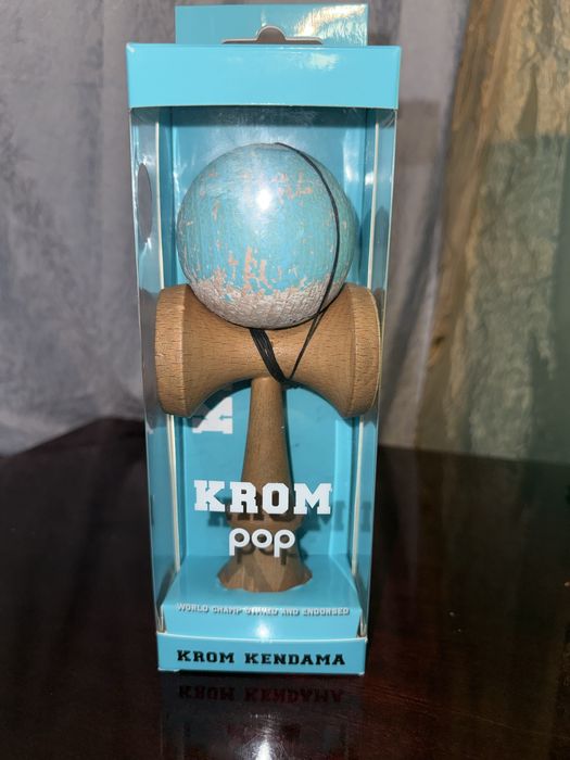 Kendama Krom Pop abastru deschis este buna pentru incepatori