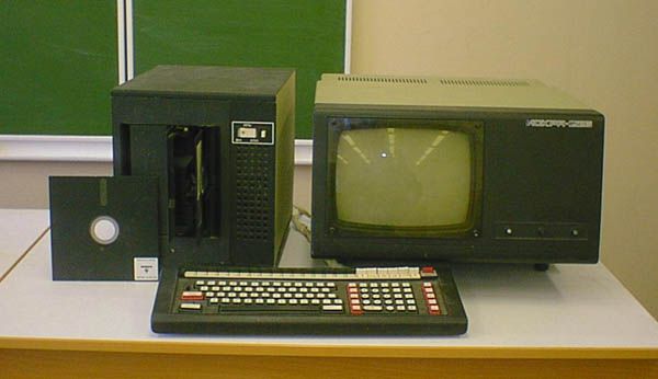 Древние старые советские компьютеры ПЭВМ и ЭВМ времен СССР