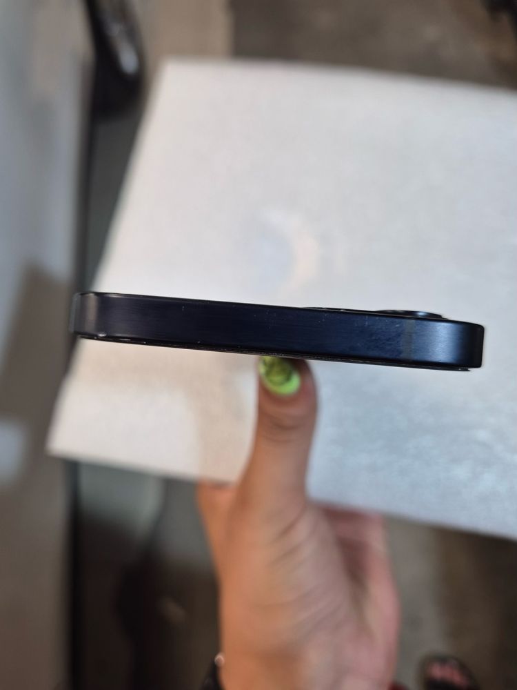 Iphone 12 с кутия и зарядно