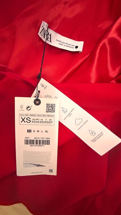 Нова рокля ZARA размер XS подходяща за прекрасните зимни празници