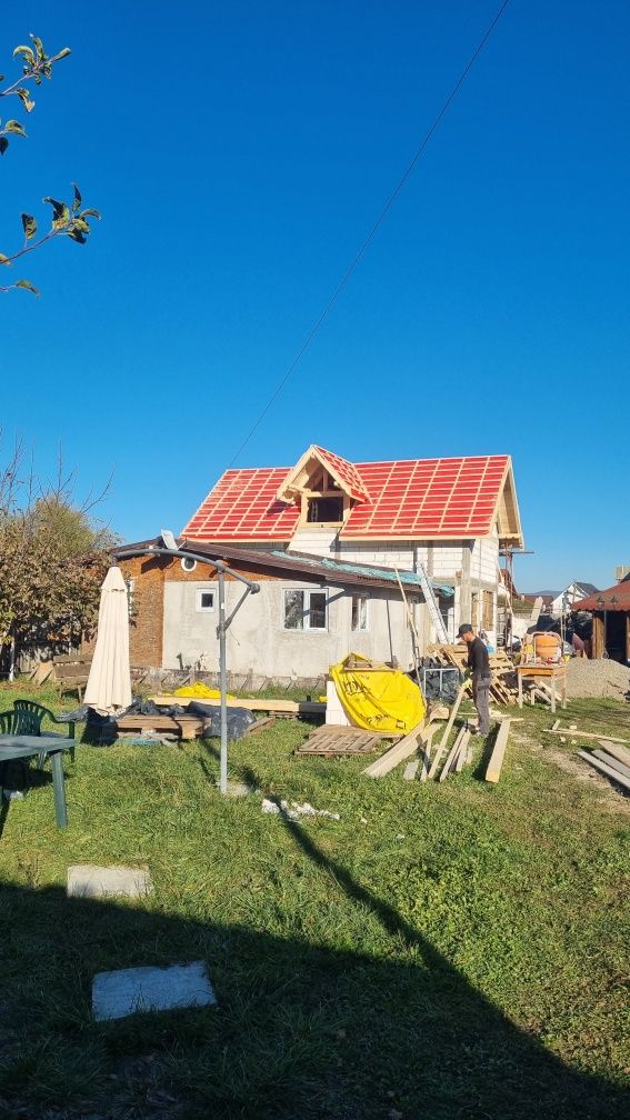 Meseriași acoperisuri complete montatori profi reparații urgente