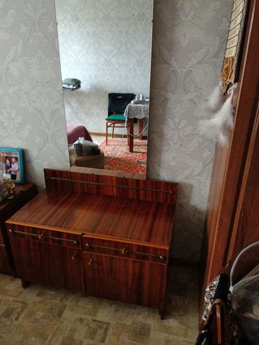 Продам трюмо,и две тумбочки.