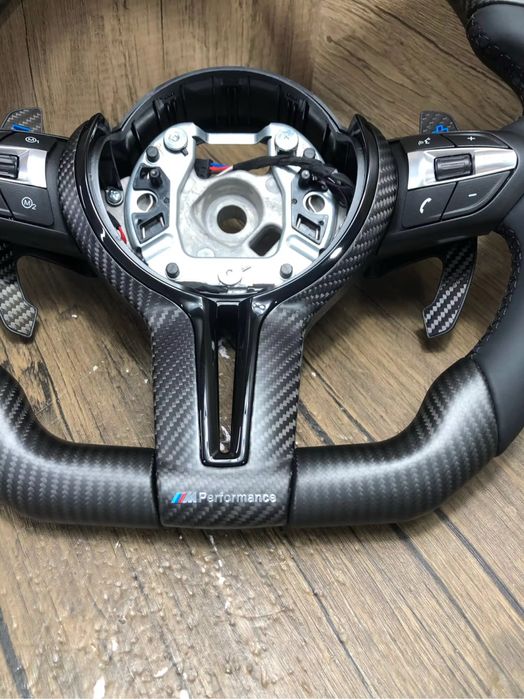Карбонов волан с вибрация и адаптивен крииз контрол