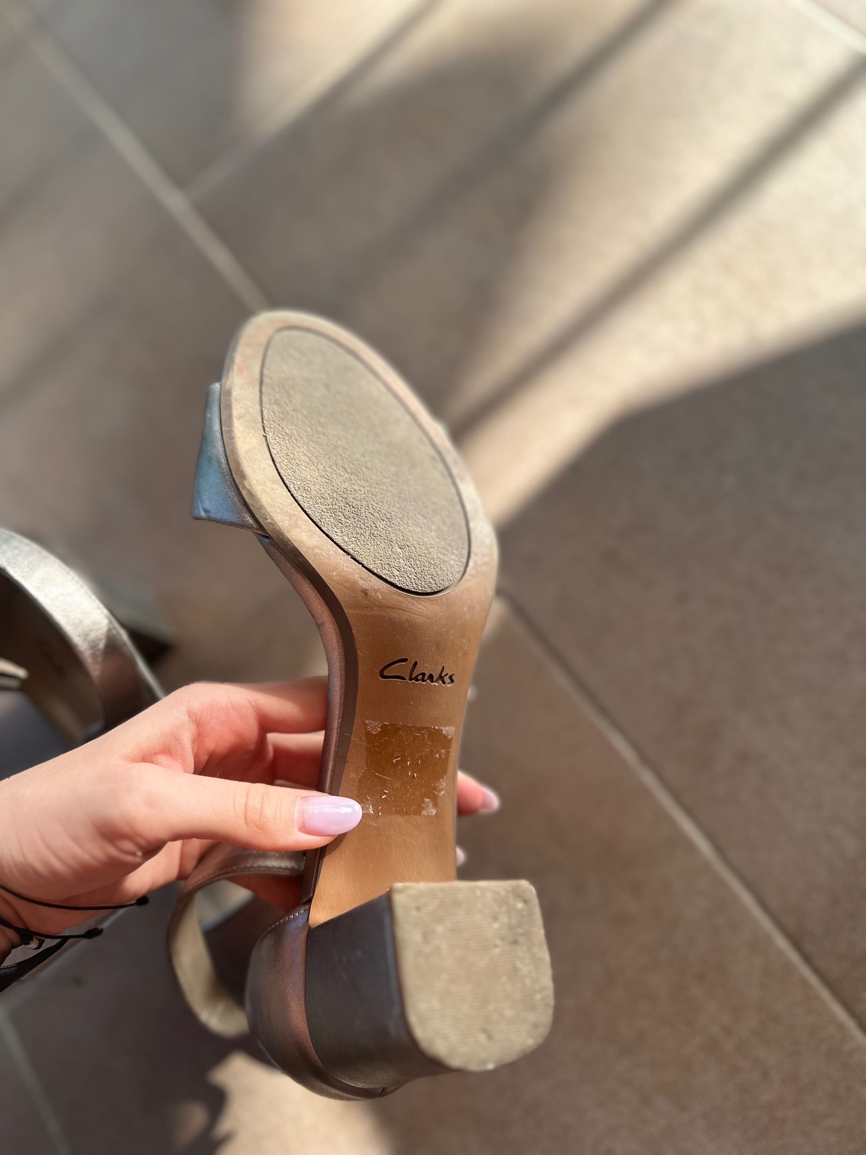 Clarks сандали на висок ток в златист цвят