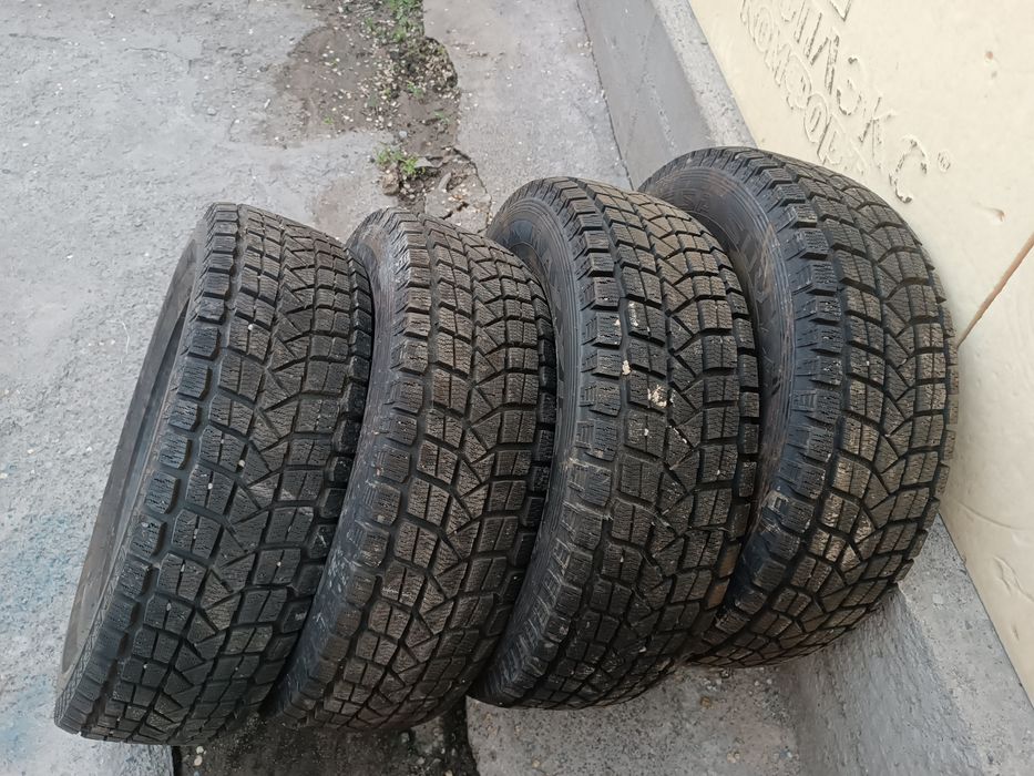 Шины в отличном состянии 225/70R16