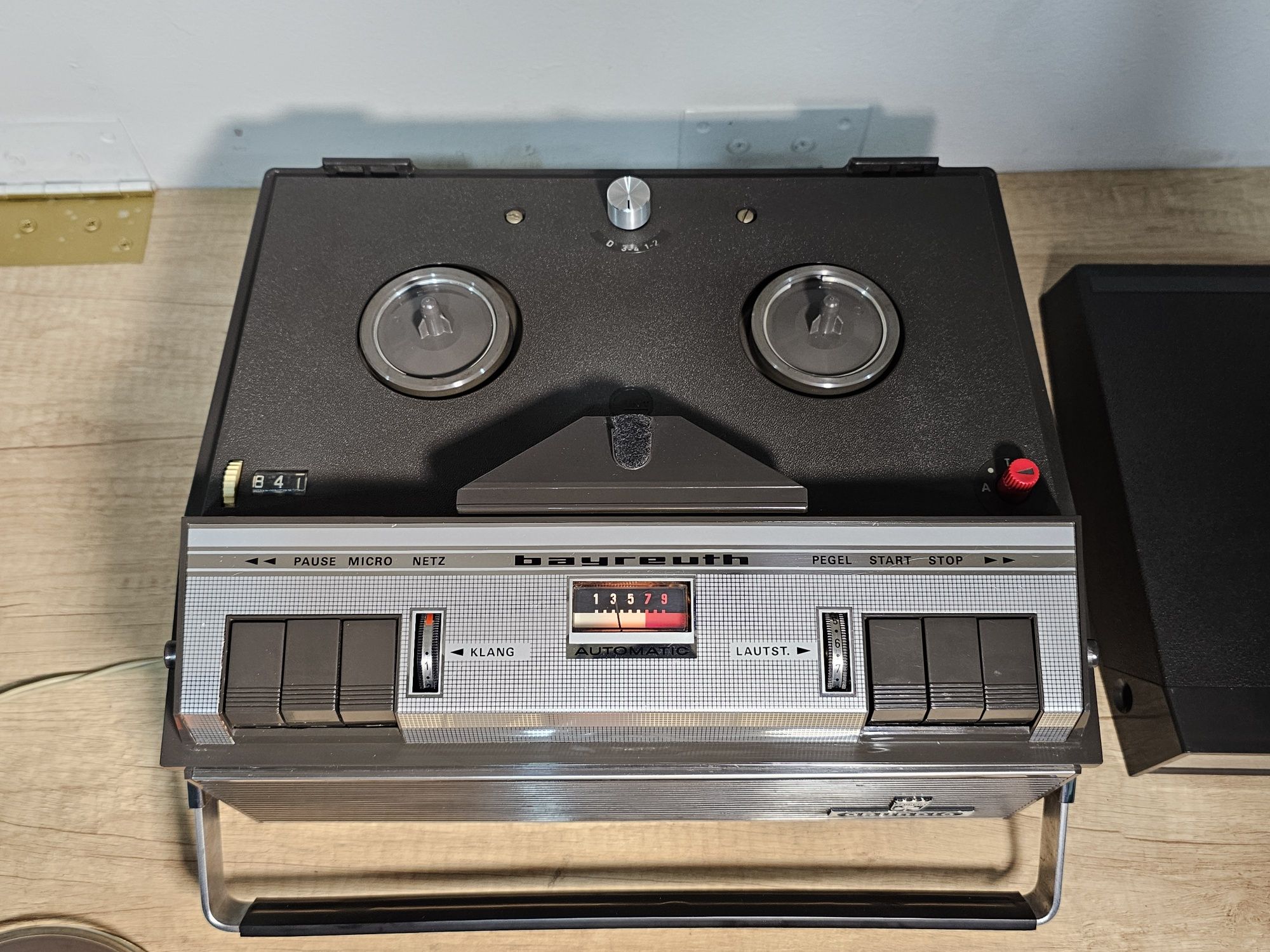 magnetofon GRUNDIG bayreuth,  vintage pe lămpi,amplificat cu boxa