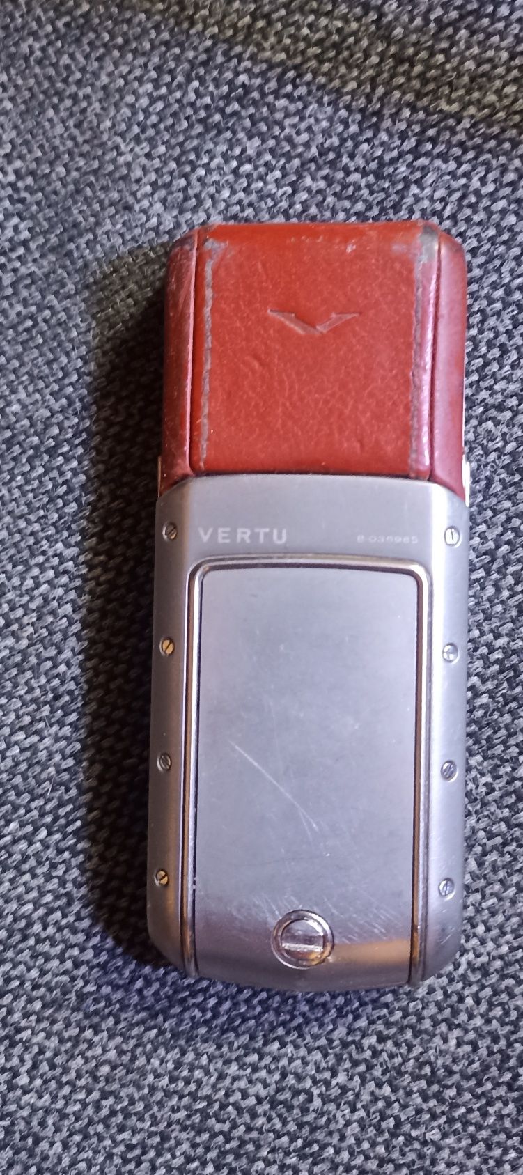 Старый Vertu, включается, но не заряжается