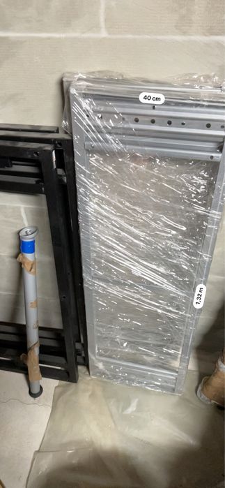 Бюра и маси ( липсват крепежни елементи )