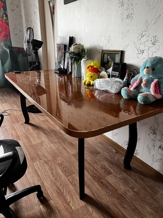 Стол дубовый продаем