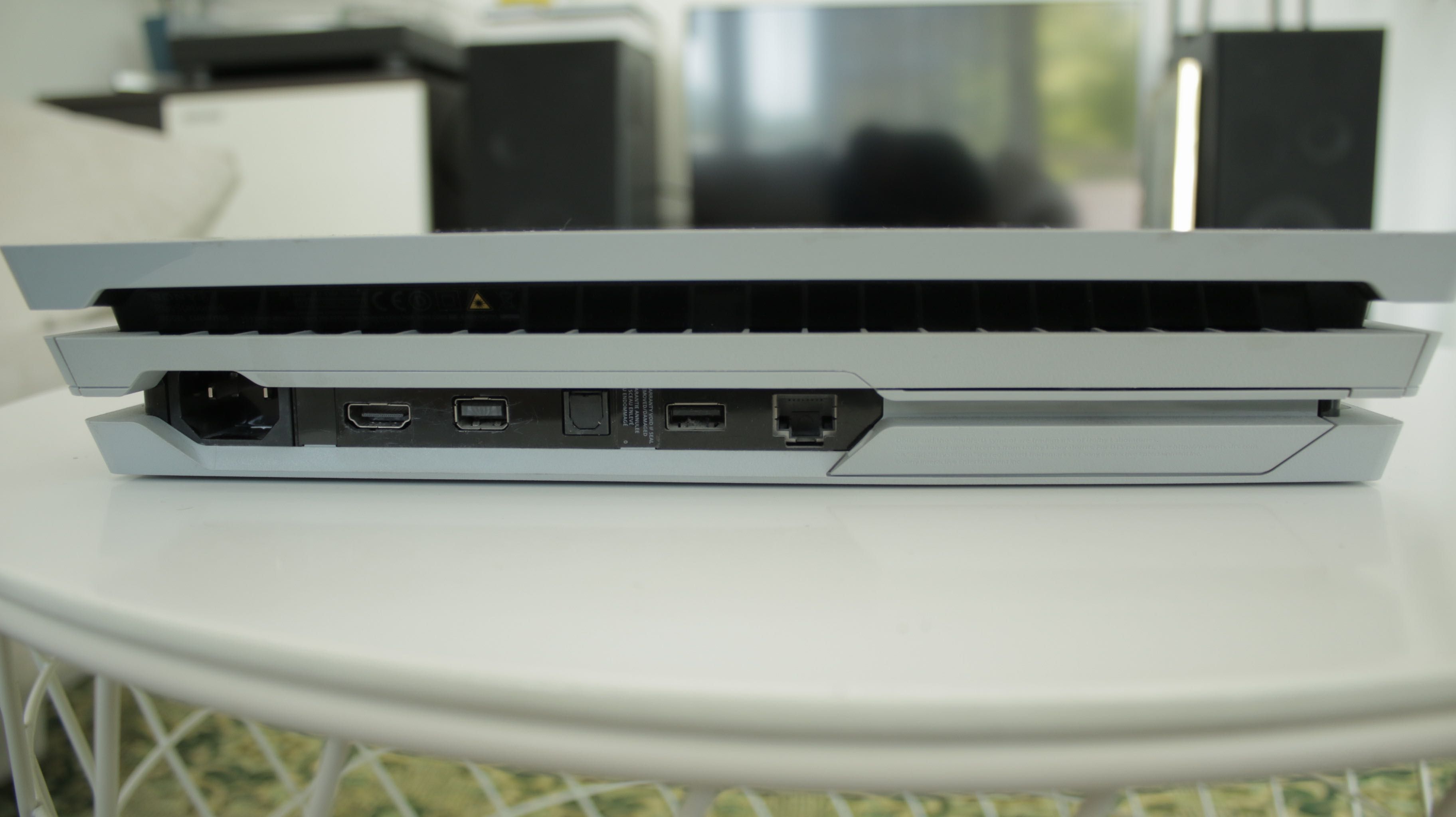 Playstation 4 Pro 1TB с два джойстика