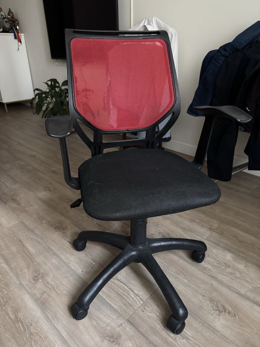 Офисное кресло в хорошем состоянии