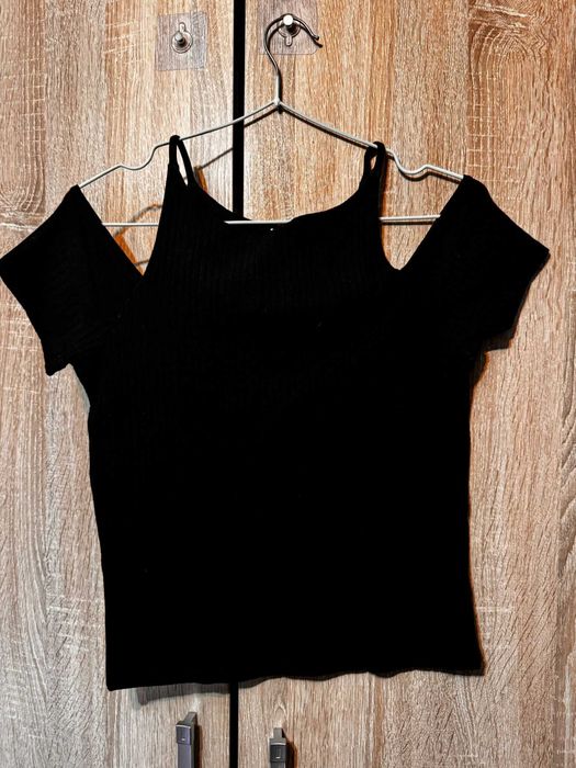 Tricou negru cu umerii decupați