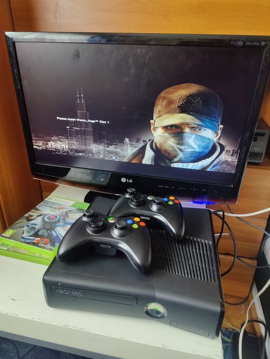 Vand Xbox360 Slim+2 controllere