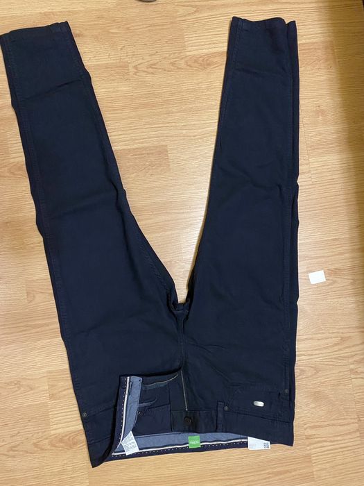 Vand pantaloni Boss marimea 42-44