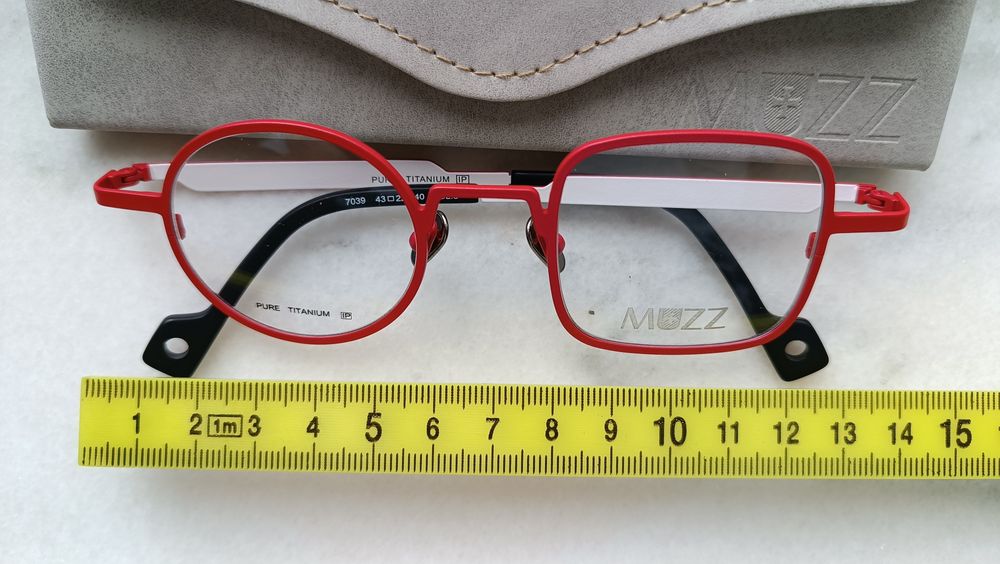 Ramă ochelari din titan pur, asimetrică.