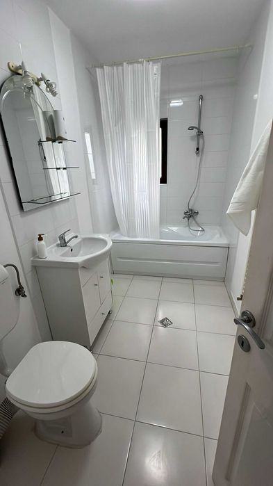 Închiriez apartament 3 camere + 1 loc pt. parcare exterioară