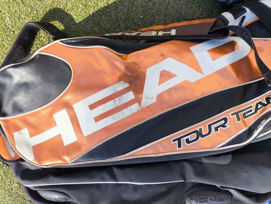 Продавам запазени сакове за тенис на корт.