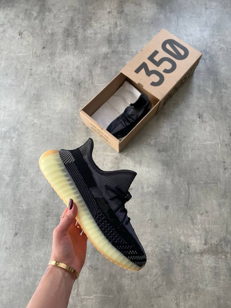 Отново Yeezy Boost 350 V2 CARBON