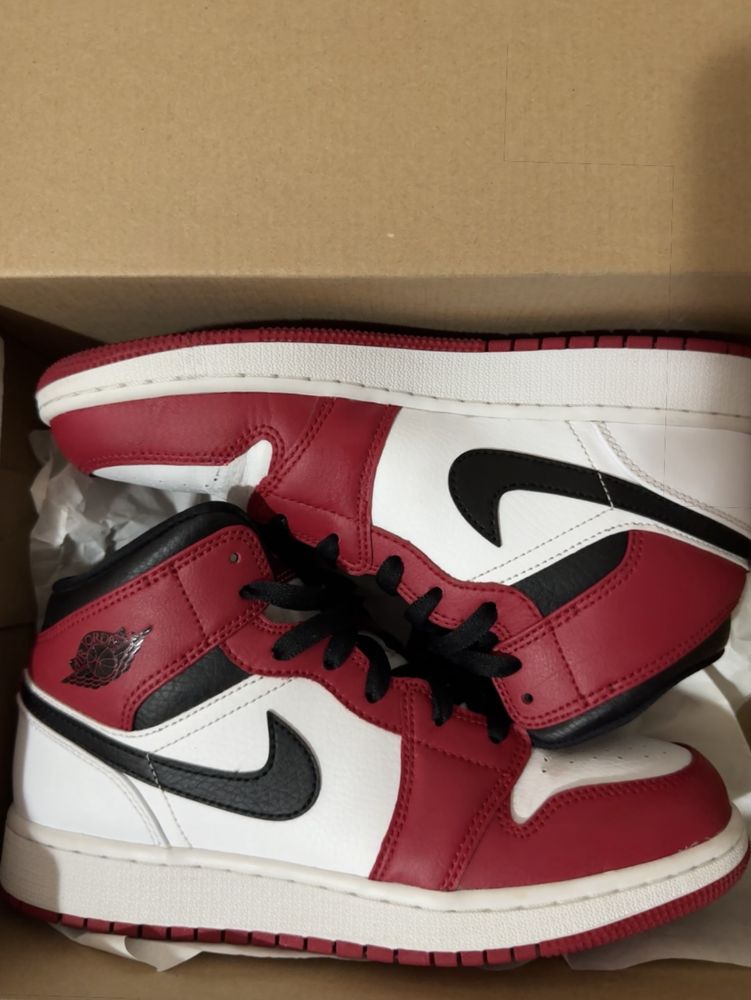 Air Jordan 1 Mid “Chicago” GS