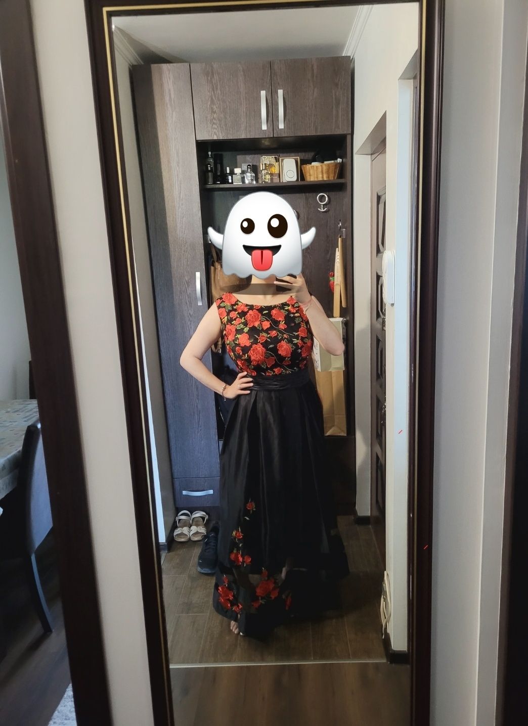 Rochie neagra din tafta cu trandafiri roșii