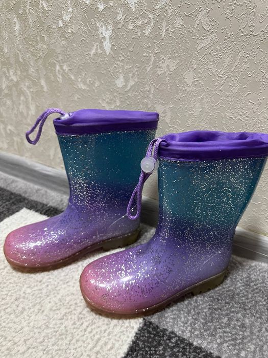 Резиновые сапоги светящиеся.