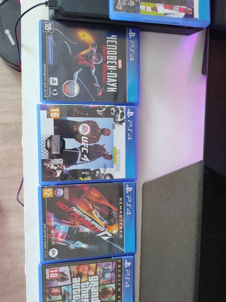 PS4 1TB / джойстики и диски в подарок