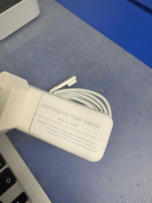 Macbook Air model A1370 i5 - 1.6Gb complet, probabil SSD defect