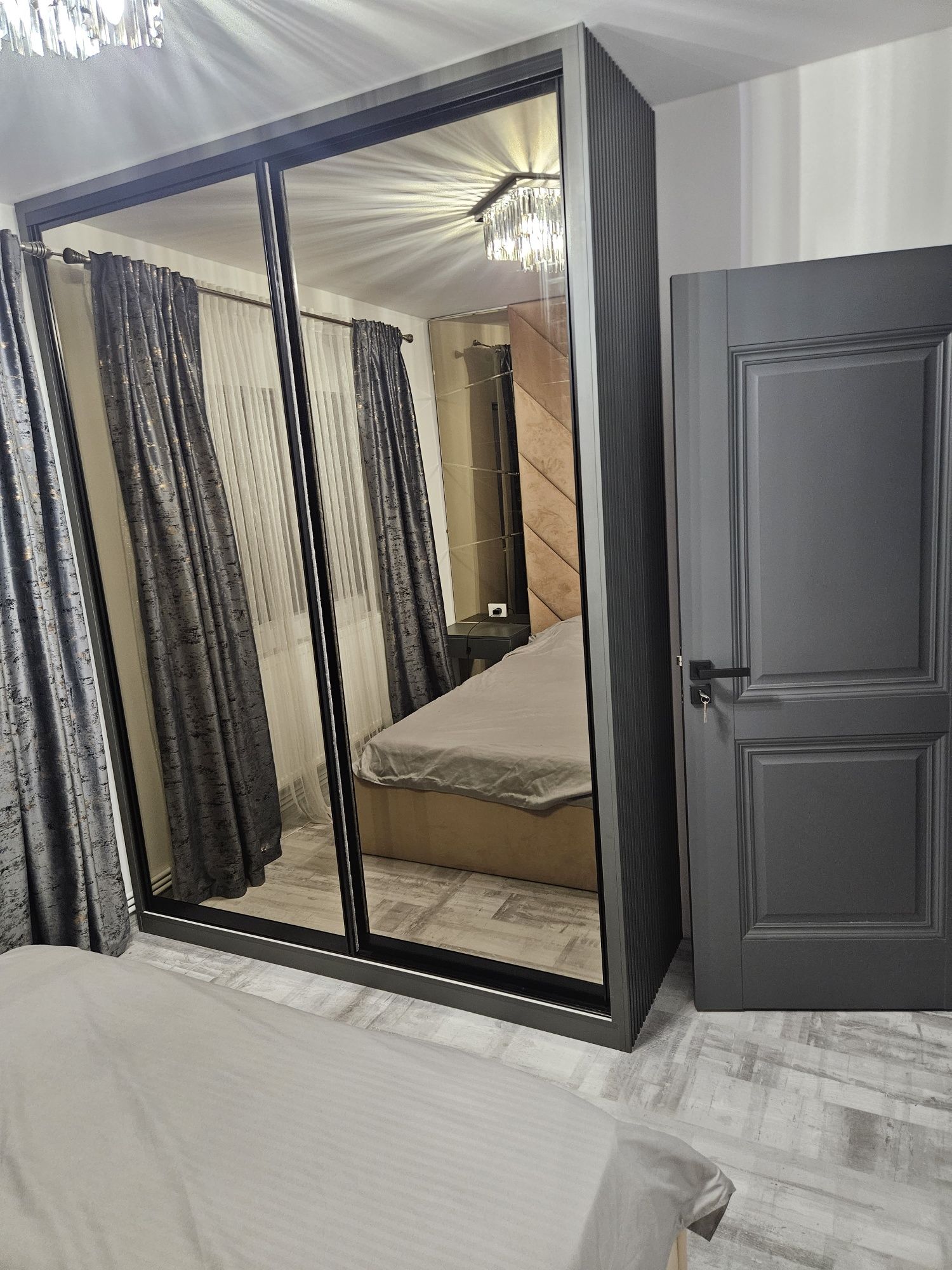 Pretul este pentru apartament mobilat partial și fără electrocasnice.