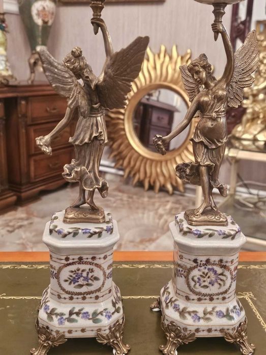 Pereche de sfesnice din portelan si bronz.