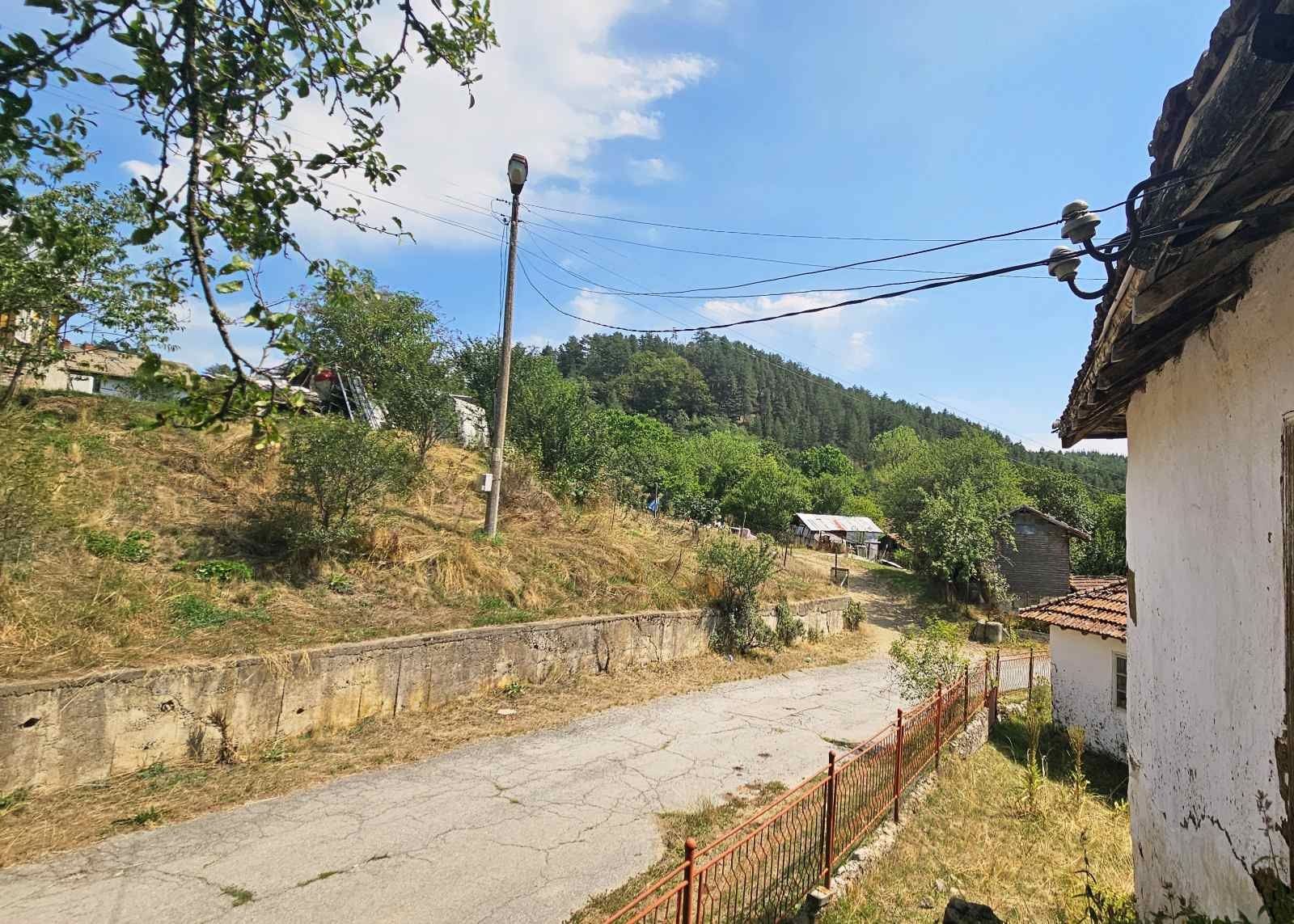 Голям парцел с кирпичена къща