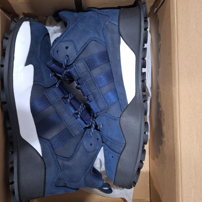 Продам новые фирменные кроссовки адидас  зимние