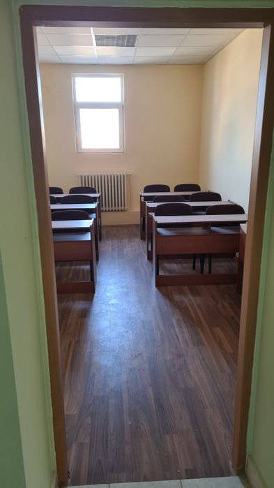 Birouri la etaj si productie la parter