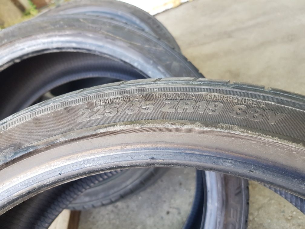 225/35/19  kumho