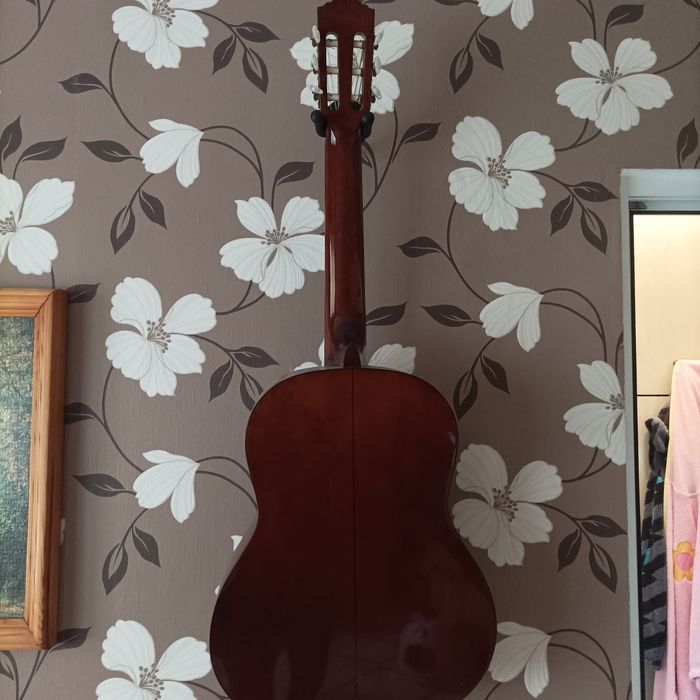 Продавам акустична китара ползвана малко