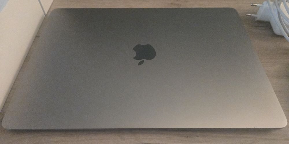 MacBook Air M1 • 8GB/256GB • + Magic Mouse