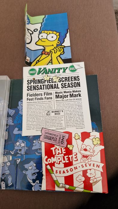 Set 4 dvd-uri sezonul 7 "Familia Simpson"