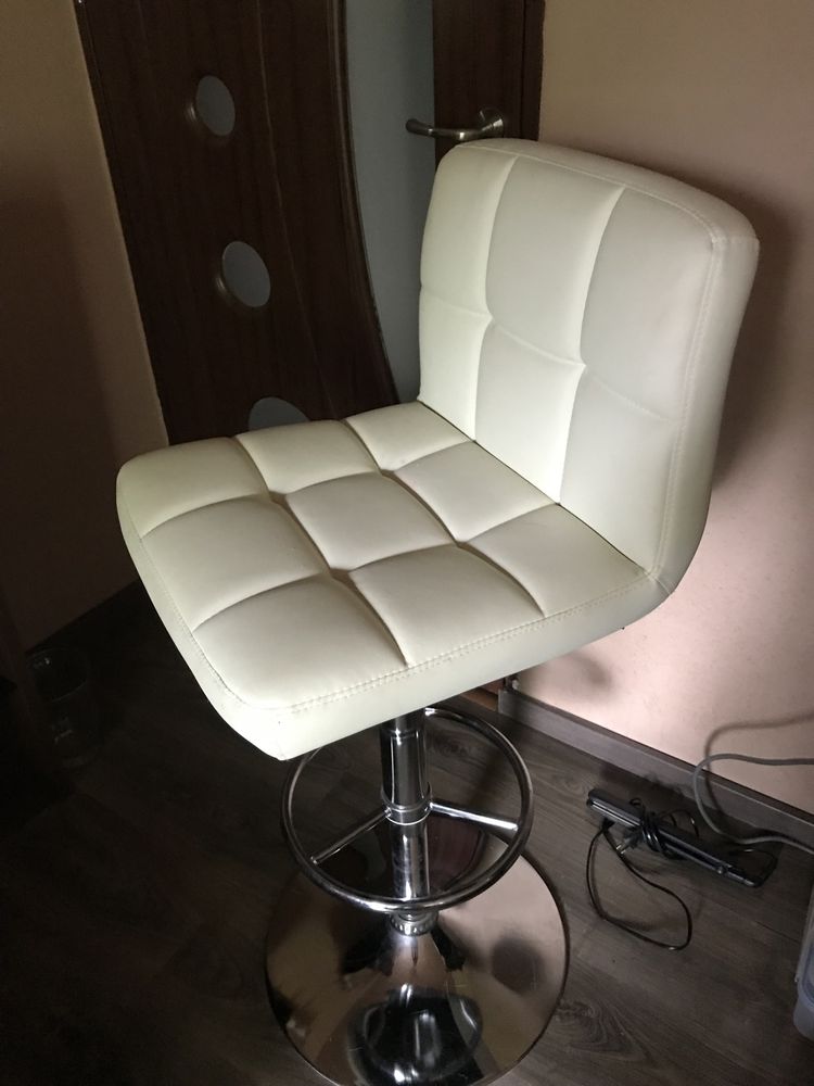 Scaun reglabil din piele si mobilier complet salon make up