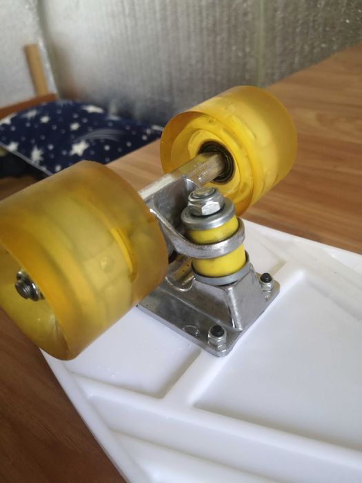 продается скейтборд в отличном состоянии ролики светятся