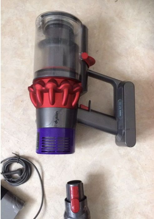 Dyson V10 aspirator in stare buna