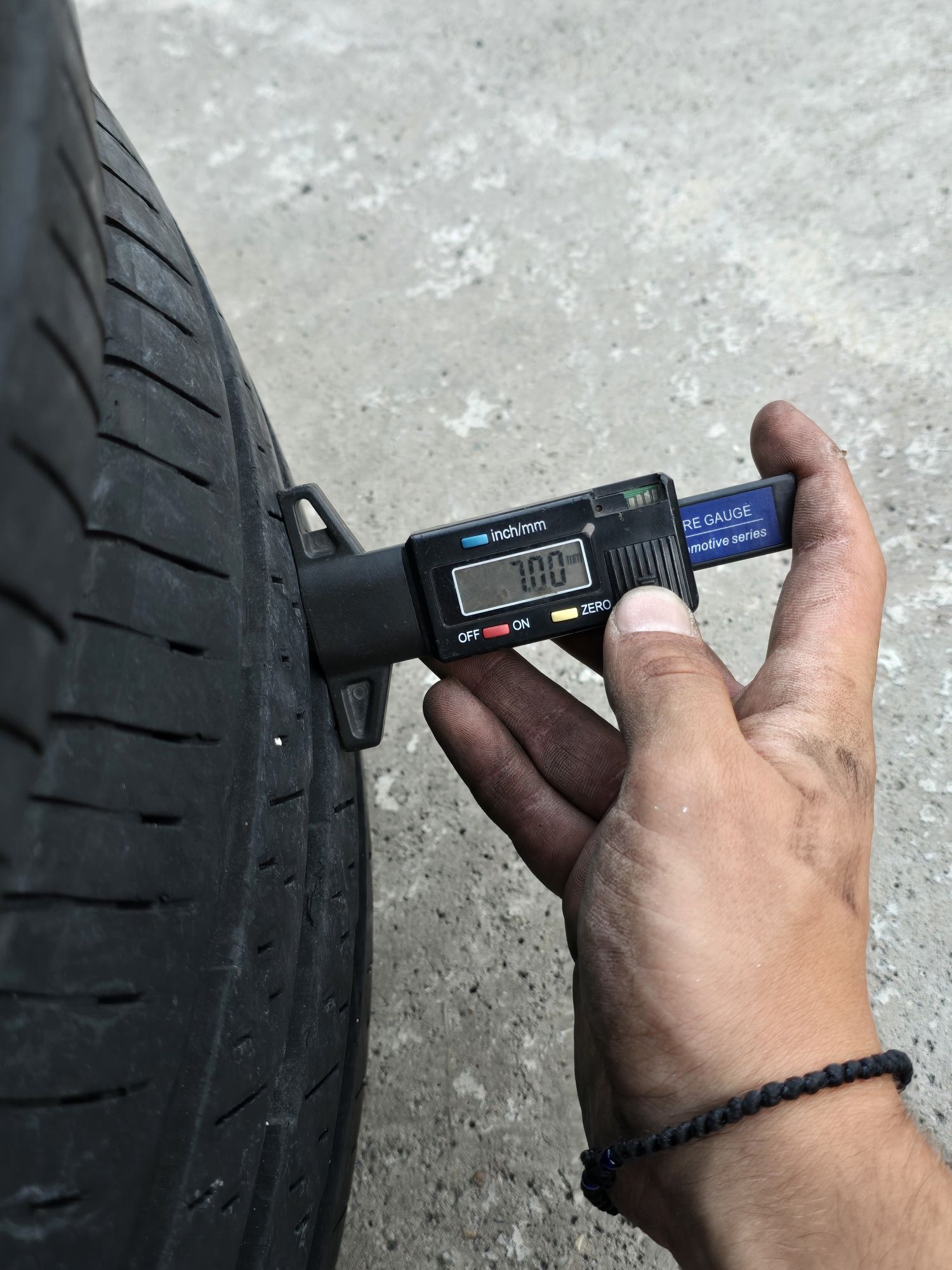 2 Броя Бусови Гуми 215/75/16C Continental 7mm