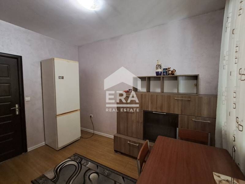 Тристаен обзаведен апартамент за продажба, с отделна голяма кухня, сре