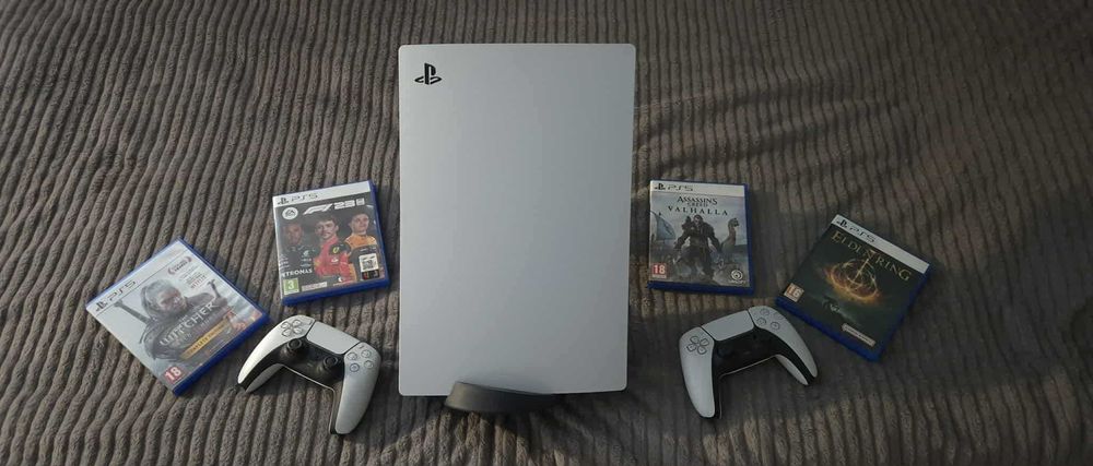 PS5 Standard Edition + 2 контролера + 4 топ игри (перфектно състояние)