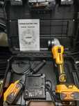 Flex Polizor DEWALT cu 2 acumulatori .ambreiaj și turatie variabila