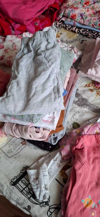 Подарявам дрешки за момиче предимно 18-24 мес.