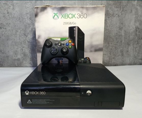 Xbox 360 cu manete și jocuri