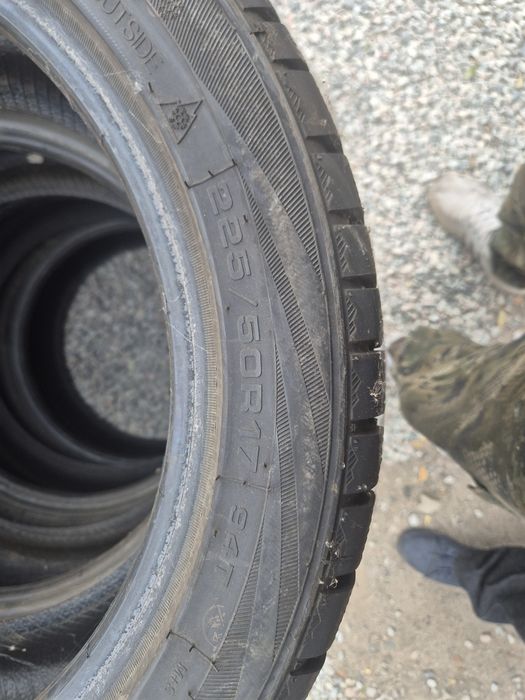 Продам резину зима 24года в отличном состоянии размер 225 50 р17