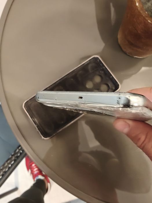 Oneplus 10T model 16/256 GB capac spate crapat in rest fara probleme.